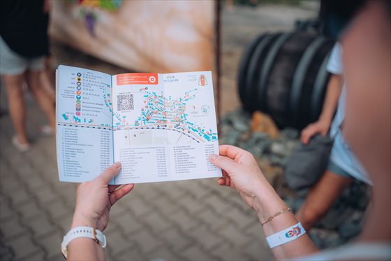 Festivalová mapa a program v rukou návštěvníka